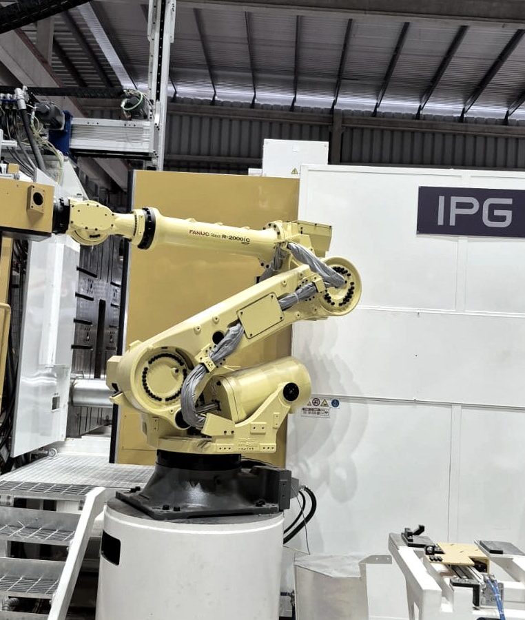 Robô articulado de automação em célula de injeção ItalPresseGauss